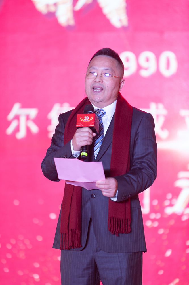 34、李咏水董事长在演讲.jpg