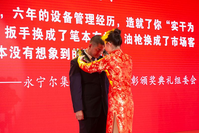 24、礼仪队为金牌得主戴花环2.jpg