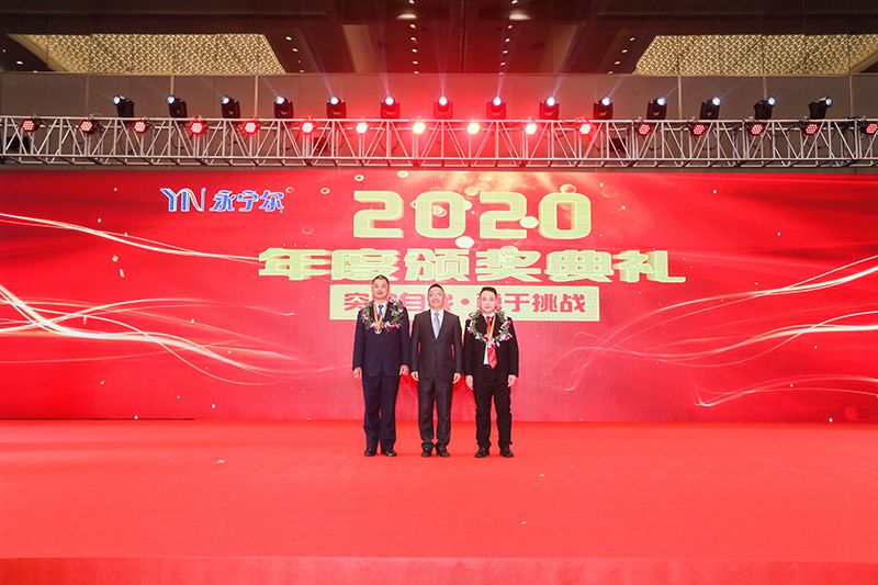 27、两位金牌得主与李咏水董事长合影.JPG